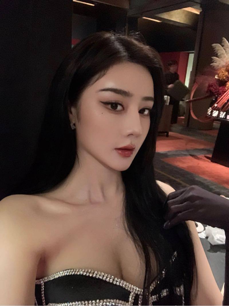 撞脸迪丽热巴浓颜系美女 身高171 体重94 胸围34D真胸 接拍需预约只见高素质🉑