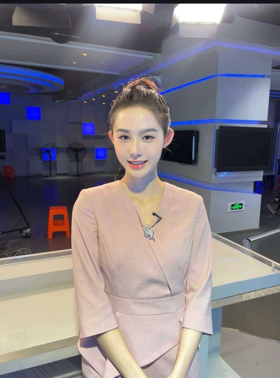 浙江传媒大学  新闻播音主持专业 🌸  大学校花    在校大学生 担任过浙江当地多家电视台 女主持人