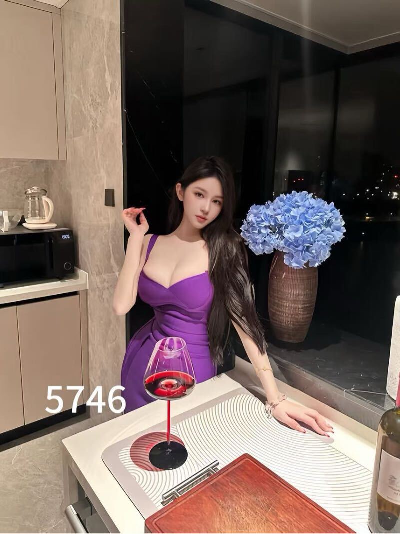   极品兼职        性感洋気 在线撩 𝐕  🎗️身高：170cm 🎗️体重：48kg 🎗️年龄：02年 🎗️胸围：D杯